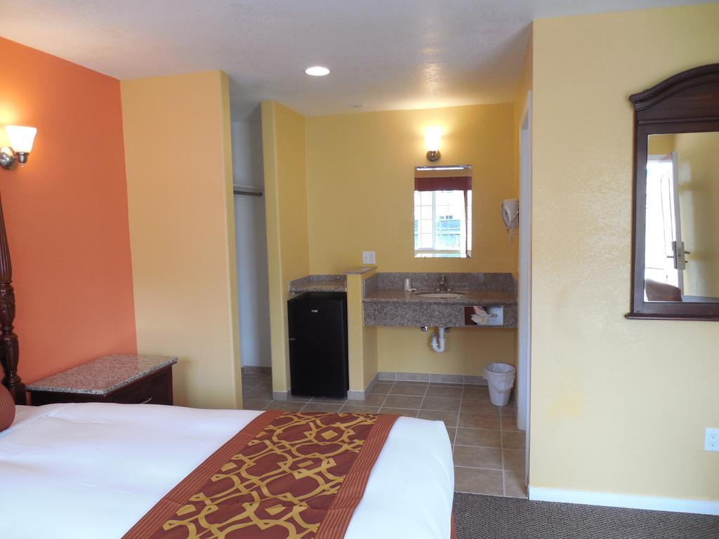 Coast Inn Oceanside Room photo